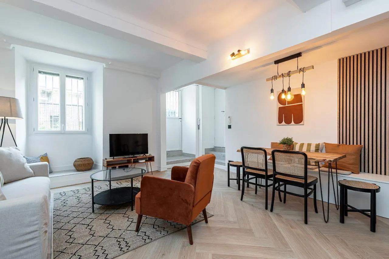 Ultra Central 2 Bdr Ac & Parking Nice Appartement